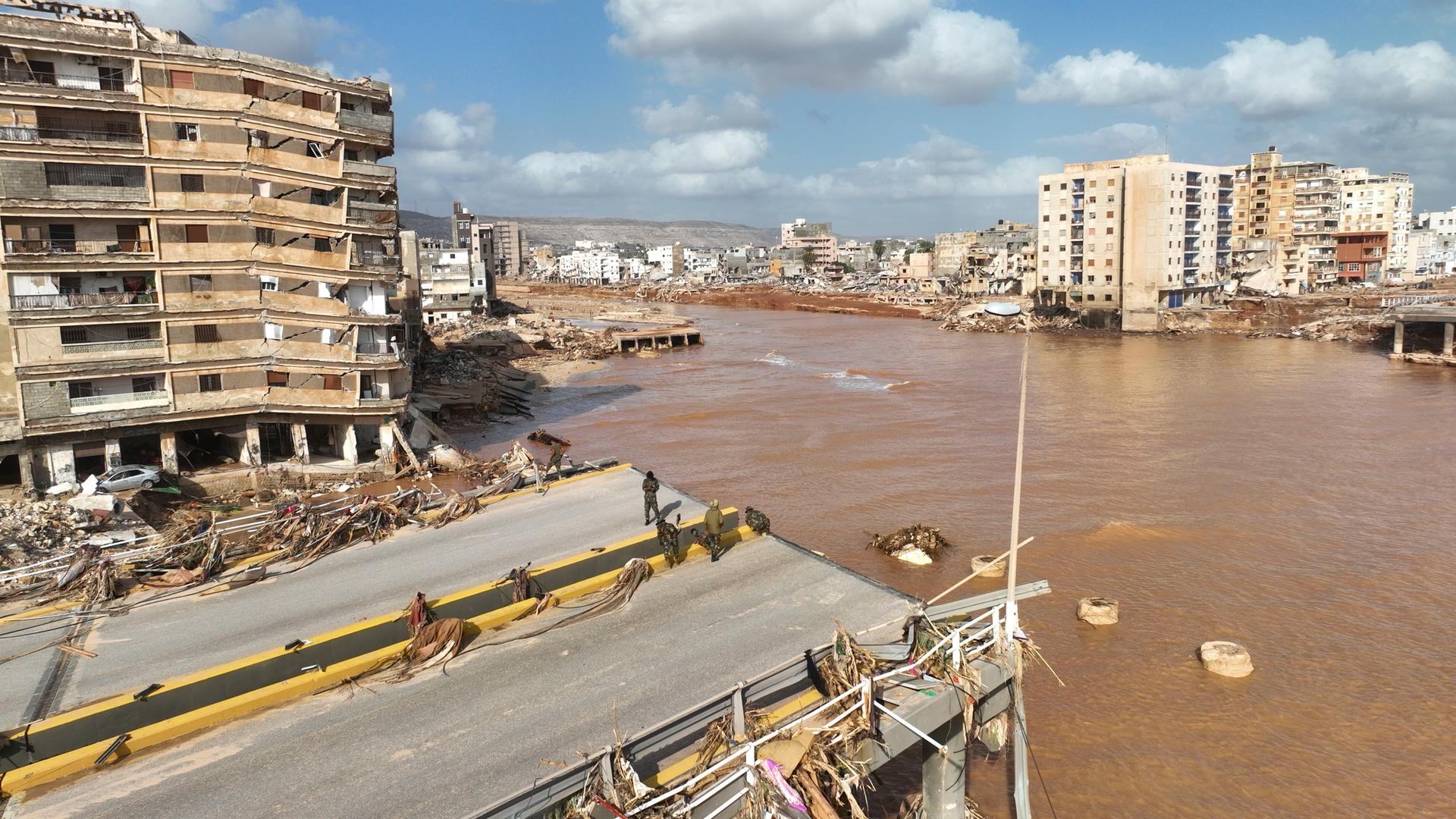 Libyen, Darna: Straßen sind nach Überschwemmungen zerstört.