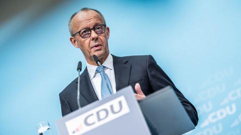 Bundeskanzler Friedrich Merz (CDU) nimmt, an der Pressekonferenz nach dem CDU Bundesvorstand und der Sondersitzung des Parteipräsidiums mit Klausurtagung teil.