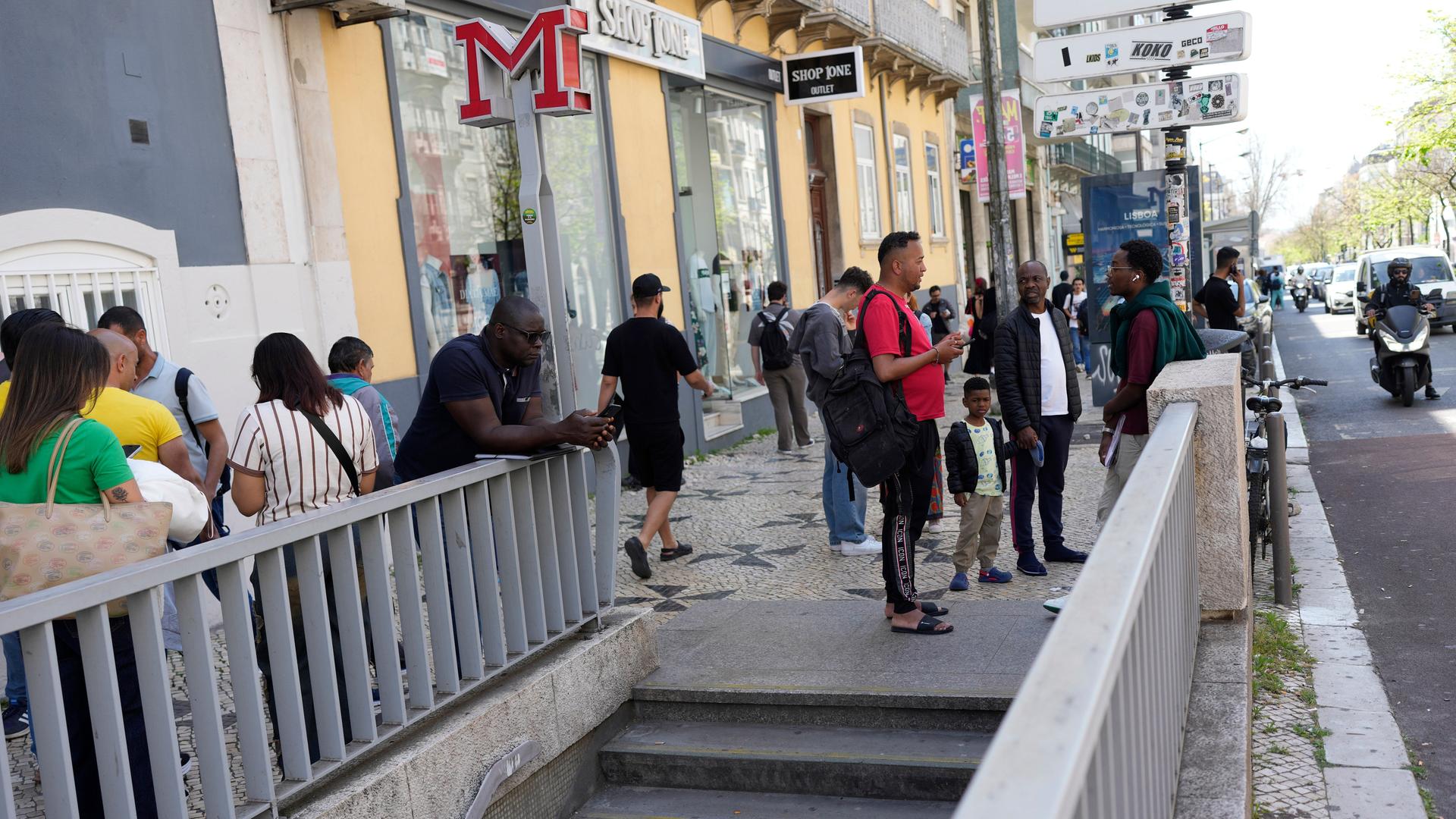 Lissabon: Menschen überprüfen ihre Mobiltelefone, während sie nach einem Stromausfall vor einer geschlossenen U-Bahn-Station stehen. Lissabon: Menschen überprüfen ihre Mobiltelefone, während sie nach einem Stromausfall vor einer geschlossenen U-Bahn-Station stehen.