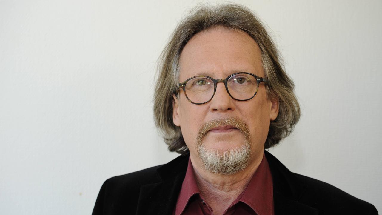 Harald Martenstein blickt in die Kamera.