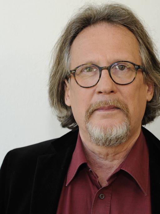 Harald Martenstein blickt in die Kamera.