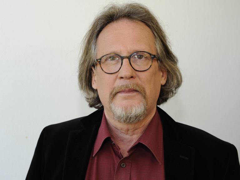 Harald Martenstein blickt in die Kamera.