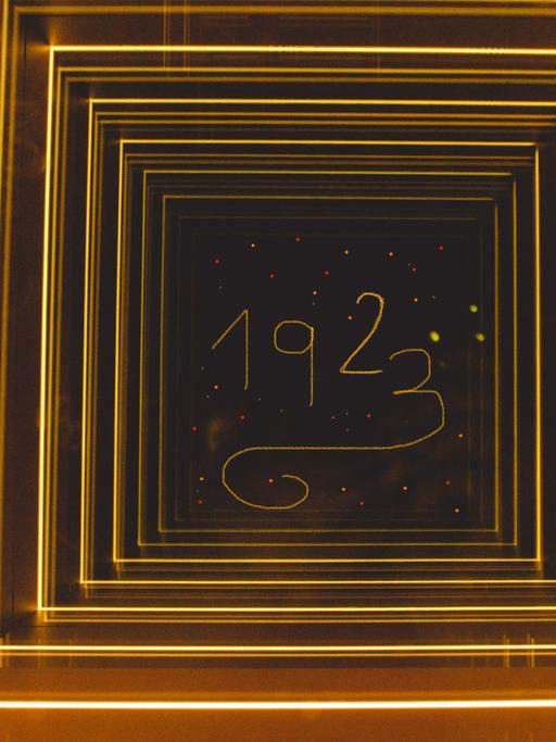 Blick durch eine Art beleuchteter Gang, der zu einem Quadrat führt, in dem die Jahreszahl 1923 steht.