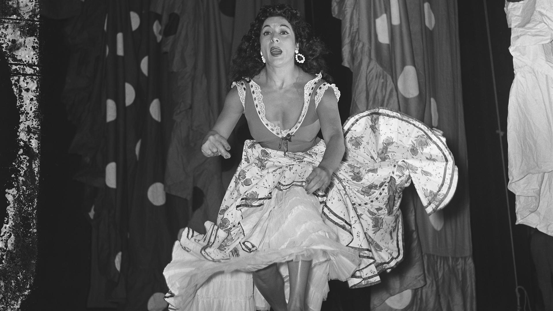 Die spanische Sängerin, Flamencotänzerin und Schauspielerin María Dolores Flores Ruiz, genannt Lola Flores, am 3. Oktober 1956 im Theatre des Champs-Elysees in Paris