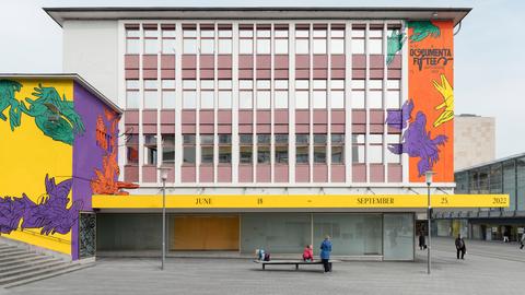 Mit dem Keyvisual der documenta 15 bemalte Fassade des ruruHauses in Kassel