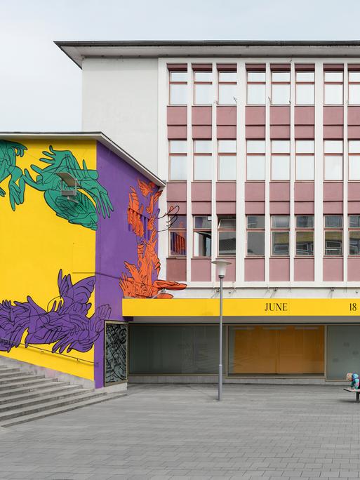 Mit dem Keyvisual der documenta 15 bemalte Fassade des ruruHauses in Kassel
