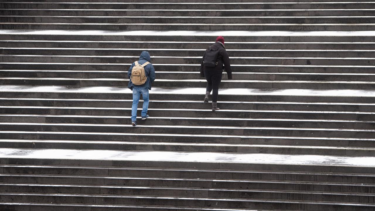 Passanten gehen über eine Treppe am Raschplatz in der Innenstadt von Hannover.