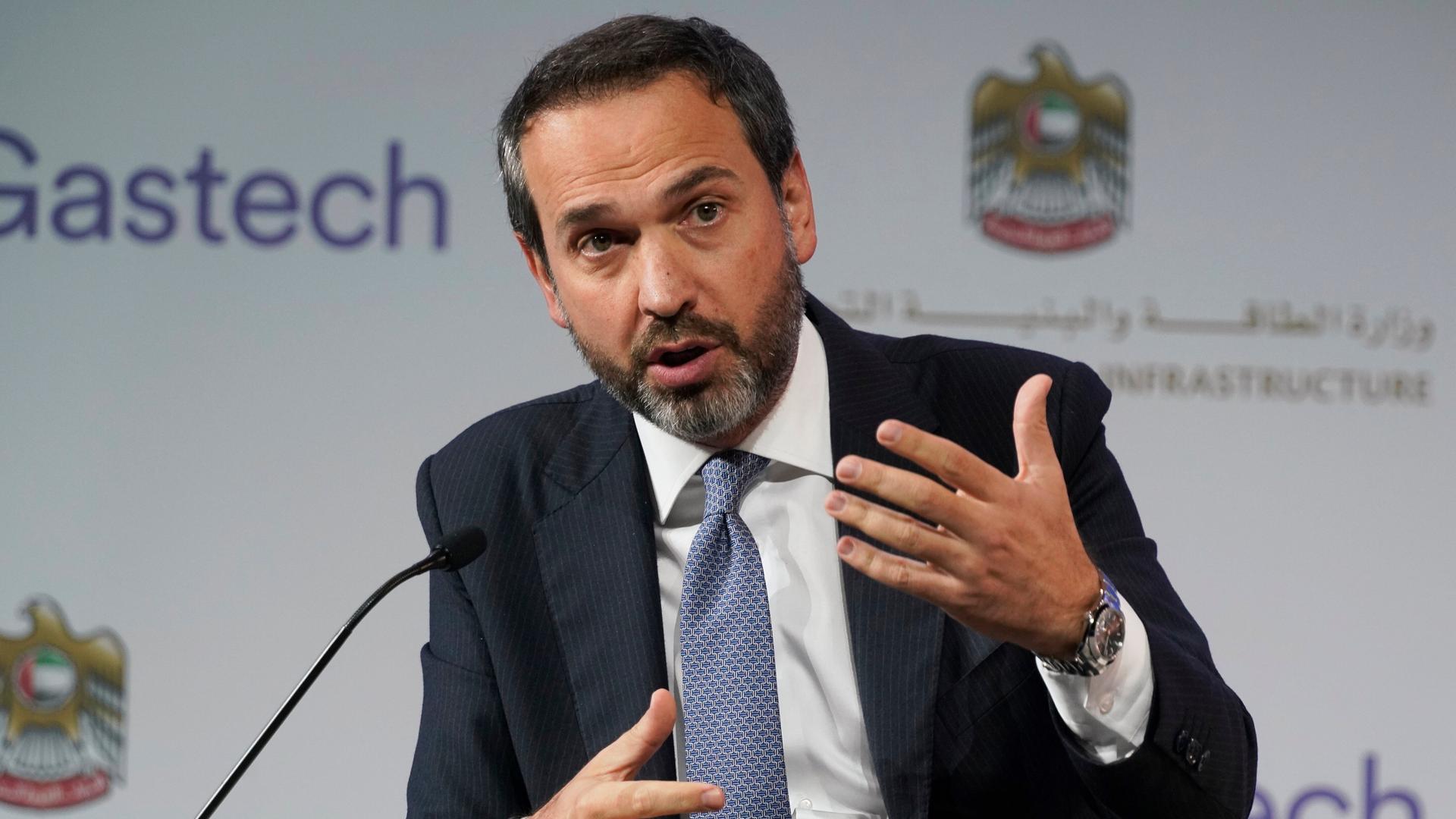 Der türkische Energieminister Alparslan Bayraktar spricht in ein Mikrofon und gestikuliert mit beiden Händen. Der türkische Energieminister Alparslan Bayraktar spricht in ein Mikrofon und gestikuliert mit beiden Händen.