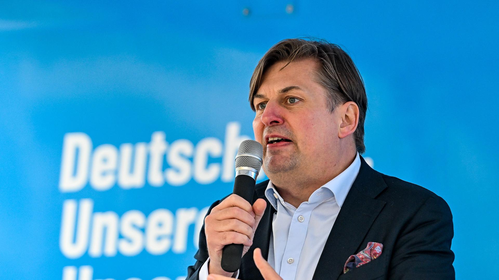 Maximilian Krah spricht auf Wahlkampfveranstaltung über Mikrofon. 