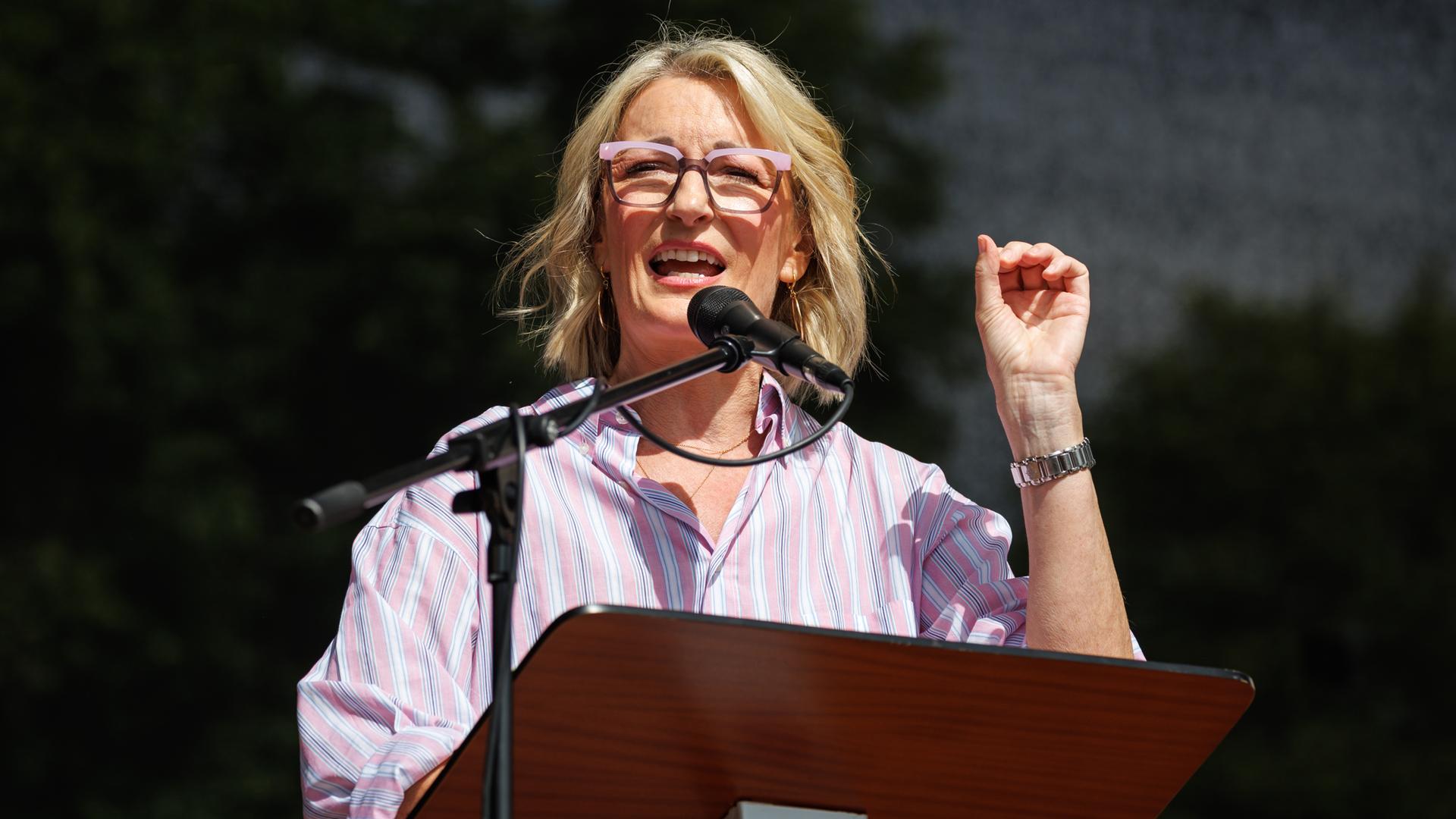 Kabarettistin Monika Gruber spricht im Juni 2023 bei einer Demonstration gegen die Klima-Politik der Ampelregierung unter dem Motto "Stoppt die Heizungsideologie".