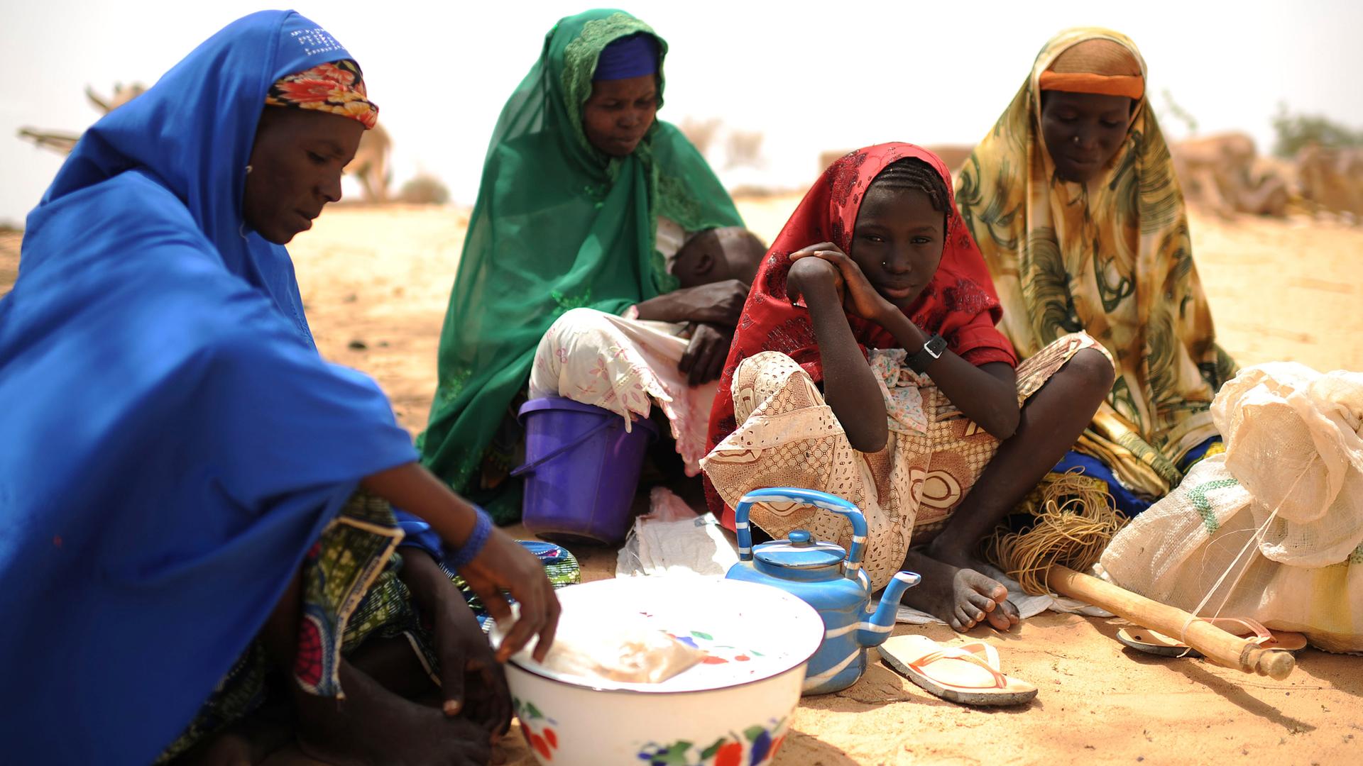 Frauen sitzen zusammen in der von Hunger bedrohten Sahelzone. 