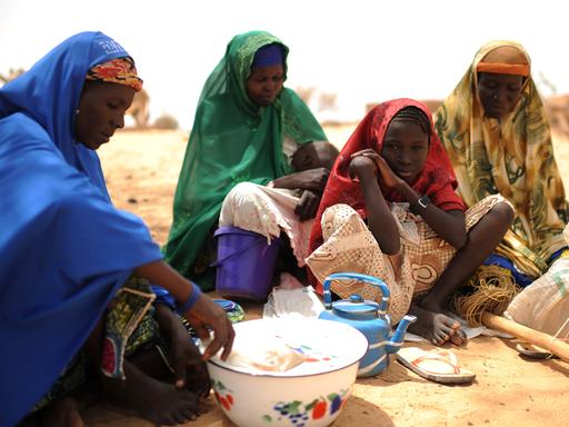 Frauen sitzen zusammen in der von Hunger bedrohten Sahelzone. 
