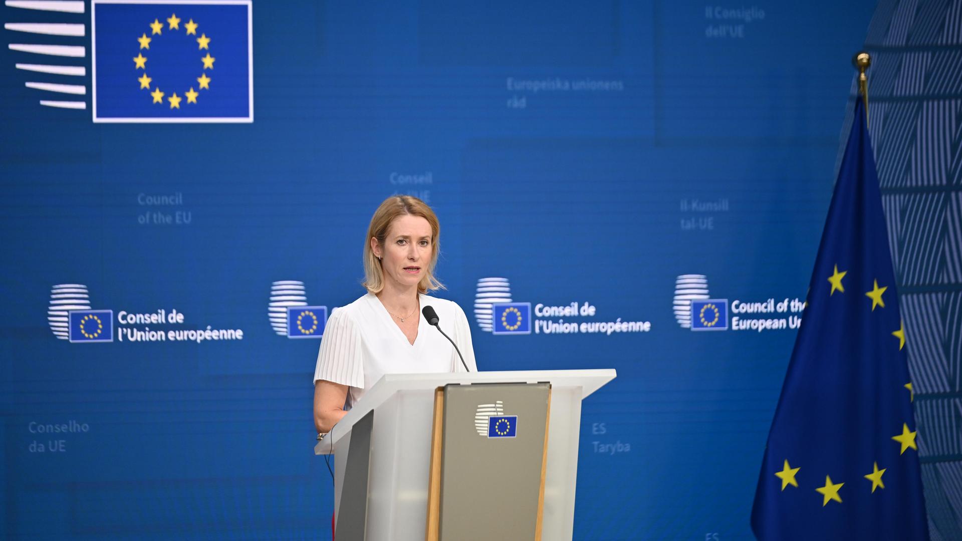 Die EU-Außenbeauftragte Kallas steht in Brüssel hinter einem Rednerpult. Die EU-Außenbeauftragte Kallas steht in Brüssel hinter einem Rednerpult.