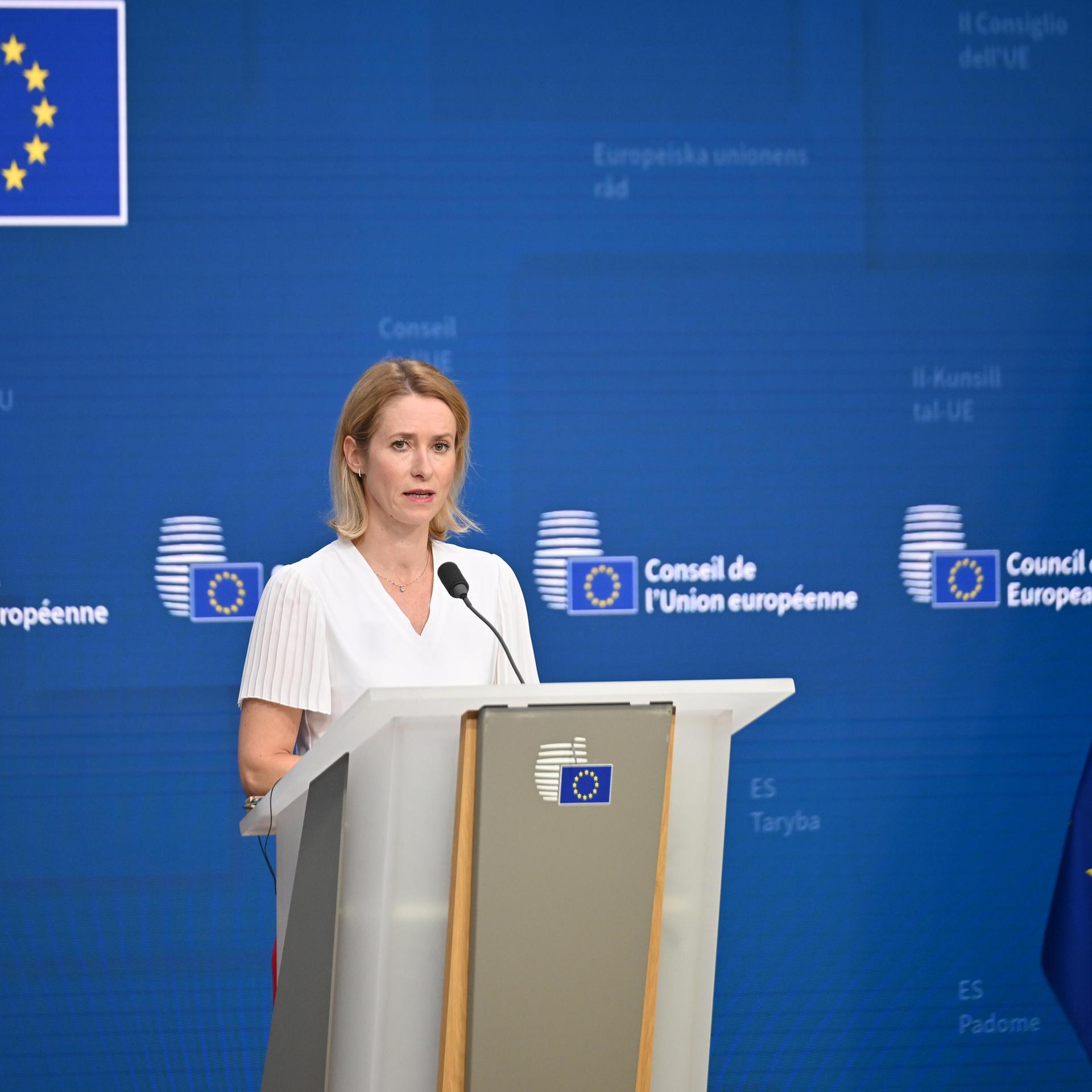 Die EU-Außenbeauftragte Kallas steht in Brüssel hinter einem Rednerpult. Die EU-Außenbeauftragte Kallas steht in Brüssel hinter einem Rednerpult.