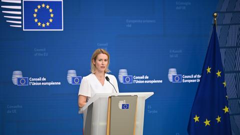 Die EU-Außenbeauftragte Kallas steht in Brüssel hinter einem Rednerpult.
