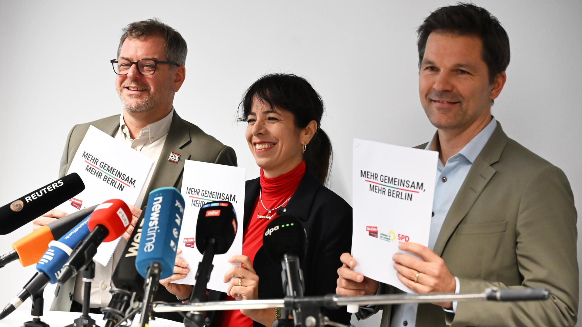 Elif Eralp, Vorsitzende der Linksfraktion im Berliner Abgeordnetenhaus, Werner Graf, Co-Vorsitzender der Grünen-Fraktion im Berliner Abgeordnetenhaus, und Steffen Krach, Fraktionsvorsitzender der SPD im Berliner Abgeordnetenhaus, bei einer gemeinsamen Pressekonferenz