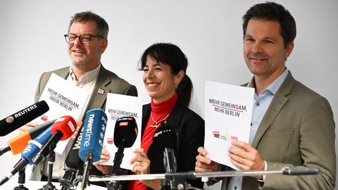 Elif Eralp, Vorsitzende der Linksfraktion im Berliner Abgeordnetenhaus, Werner Graf, Co-Vorsitzender der Grünen-Fraktion im Berliner Abgeordnetenhaus, und Steffen Krach, Fraktionsvorsitzender der SPD im Berliner Abgeordnetenhaus, bei einer gemeinsamen Pressekonferenz