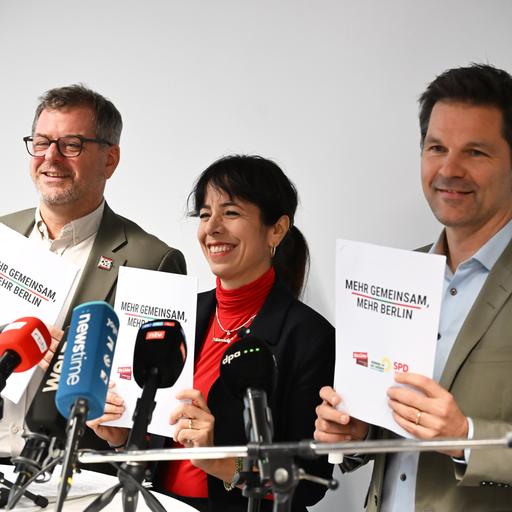 Elif Eralp, Vorsitzende der Linksfraktion im Berliner Abgeordnetenhaus, Werner Graf, Co-Vorsitzender der Grünen-Fraktion im Berliner Abgeordnetenhaus, und Steffen Krach, Fraktionsvorsitzender der SPD im Berliner Abgeordnetenhaus, bei einer gemeinsamen Pressekonferenz