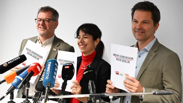 Elif Eralp, Vorsitzende der Linksfraktion im Berliner Abgeordnetenhaus, Werner Graf, Co-Vorsitzender der Grünen-Fraktion im Berliner Abgeordnetenhaus, und Steffen Krach, Fraktionsvorsitzender der SPD im Berliner Abgeordnetenhaus, bei einer gemeinsamen Pressekonferenz