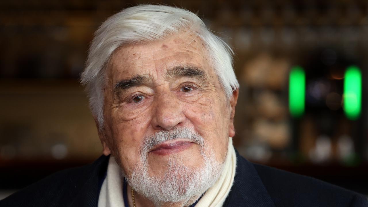 Ein Porträt eines älteren Mannes mit grauen Haaren. 