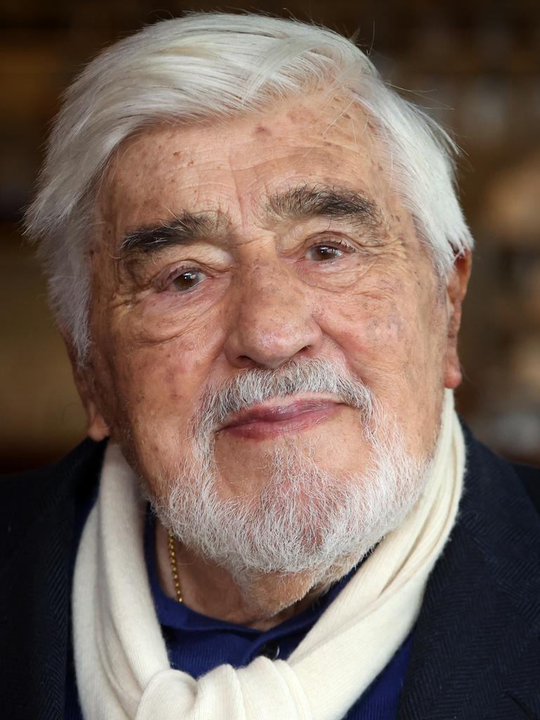 Ein Porträt eines älteren Mannes mit grauen Haaren. 