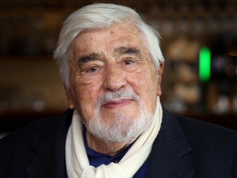 Ein Porträt eines älteren Mannes mit grauen Haaren. 