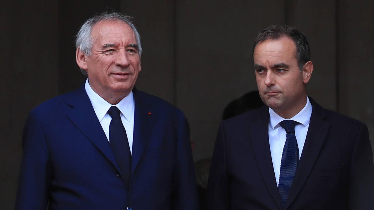 Die französischen Premierminister Francois Bayrou und Sebastien Lecornu stehen nebeneinander