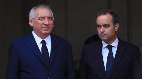 Der neue französische Premierminister Sebastien Lecornu (rechts) neben seinem Vorgänger Francois Bayrou