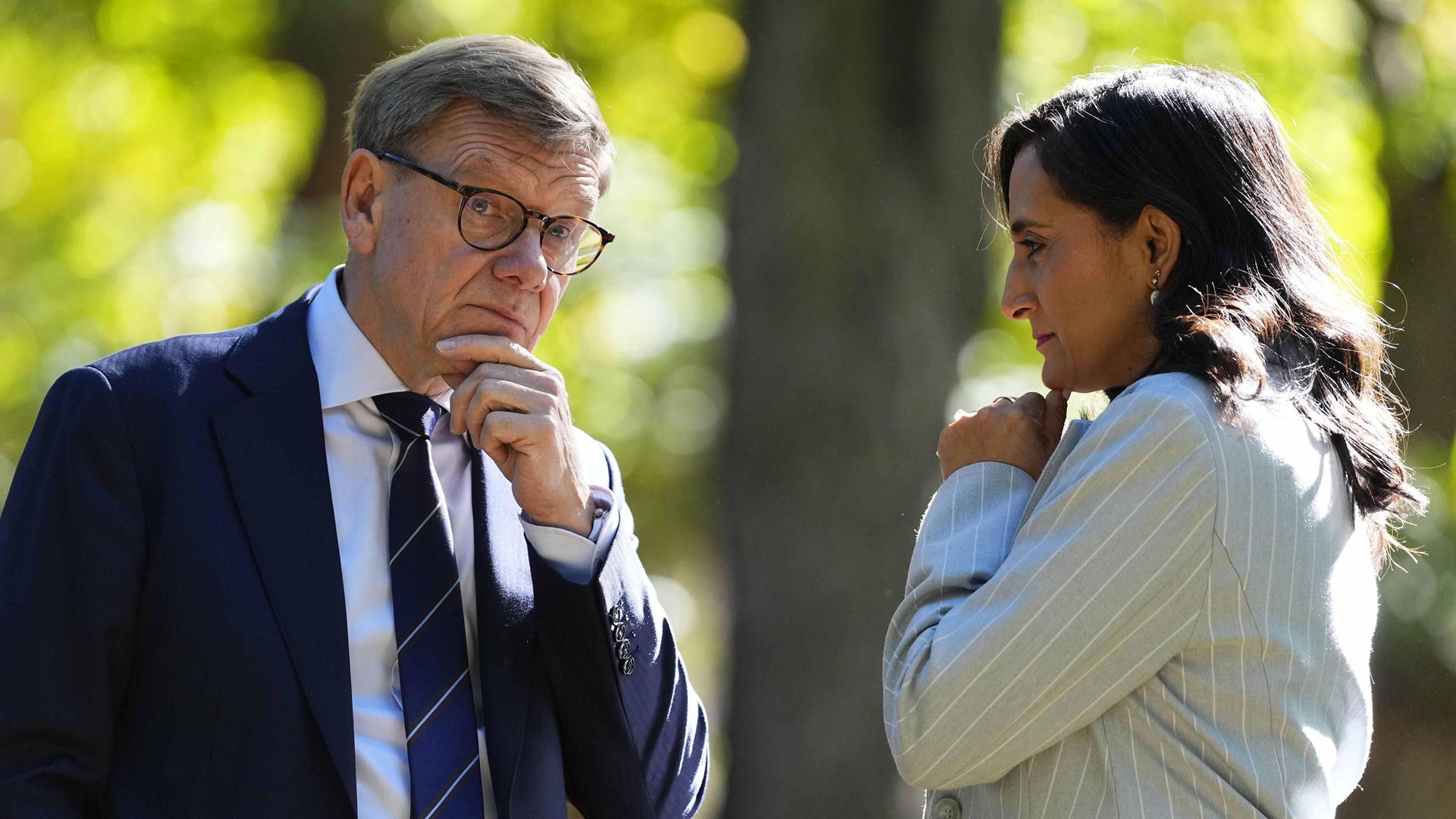 Bundesaußenminister Johann Wadephul und Kanadas Außenministerin Anita Anand halten sich beide im Gespräch nachdenklich das Kinn.