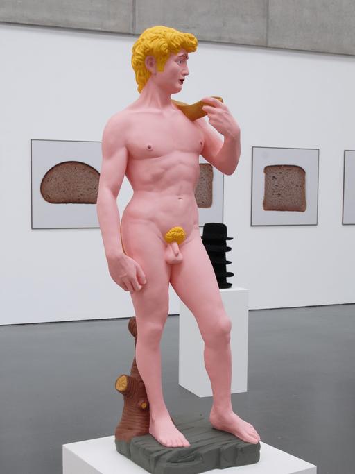 Die Skulptur eines nackten Mannes erinnert an den David von Michelangelo. Der Körper ist rosafarben, die Haare gelb. (Quelle: picture alliance)