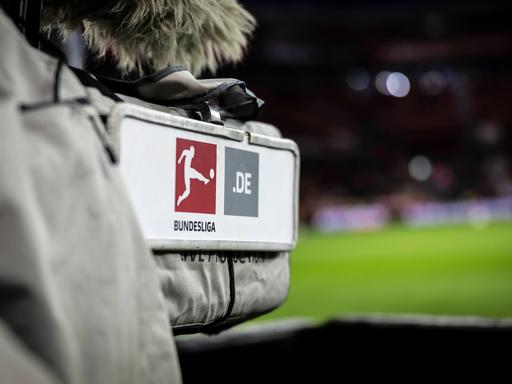 Das Logo der Deutschen Fußball-Liga auf einer TV-Kamera in einem Fußball-Stadion.