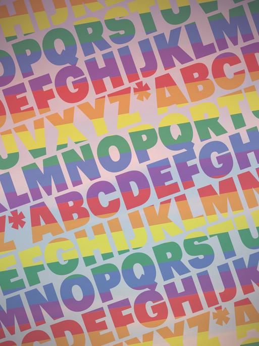 Die Buchstaben des Alphabets in Regenbogenfarben füllen das Bild aus.