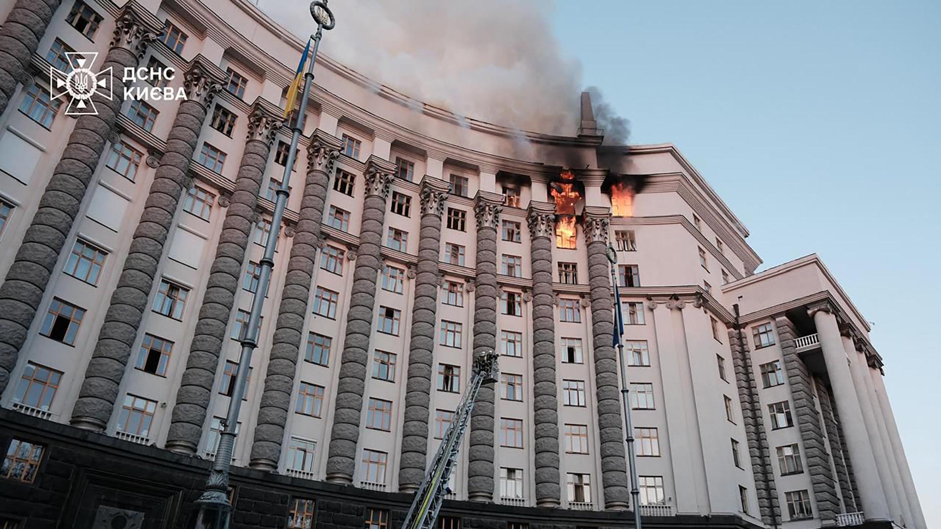 Das Bild aus dem Telegram-Kanal der ukrainischen Ministerpräsidentin Swyrydenko zeigt wie Flammen aus dem Fenster eines ukrainischen Regierungsgebäudes schlagen.