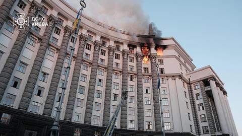 Das Bild aus dem Telegram-Kanal der ukrainischen Ministerpräsidentin Swyrydenko zeigt wie Flammen aus dem Fenster eines ukrainischen Regierungsgebäudes schlagen.