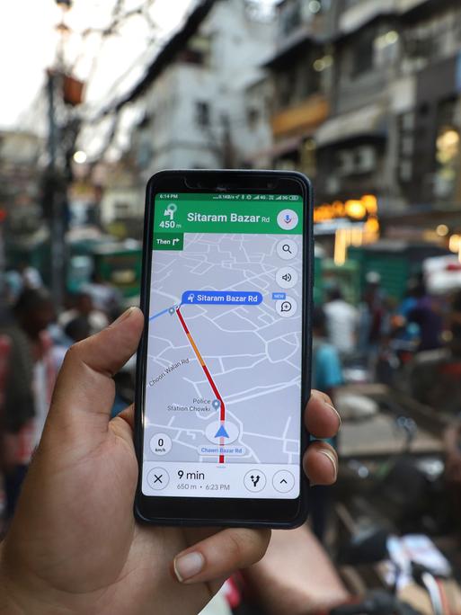 Eine Person sucht mit Hilfe von Google Maps ihren Weg in Neu-Delhi.