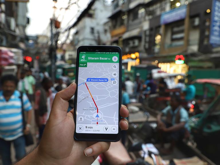 Eine Person sucht mit Hilfe von Google Maps ihren Weg in Neu-Delhi.