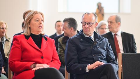 Bundestagspräsidentin Bärbel Bas (SPD) und Friedrich Merz, Vorsitzender der CDU, sitzen vor Beginn des ökumenischen Gottesdiensts zur Konstituierenden Sitzung des 21. Deutschen Bundestages in der St.-Hedwigs-Kathedrale in der ersten Reihe. 