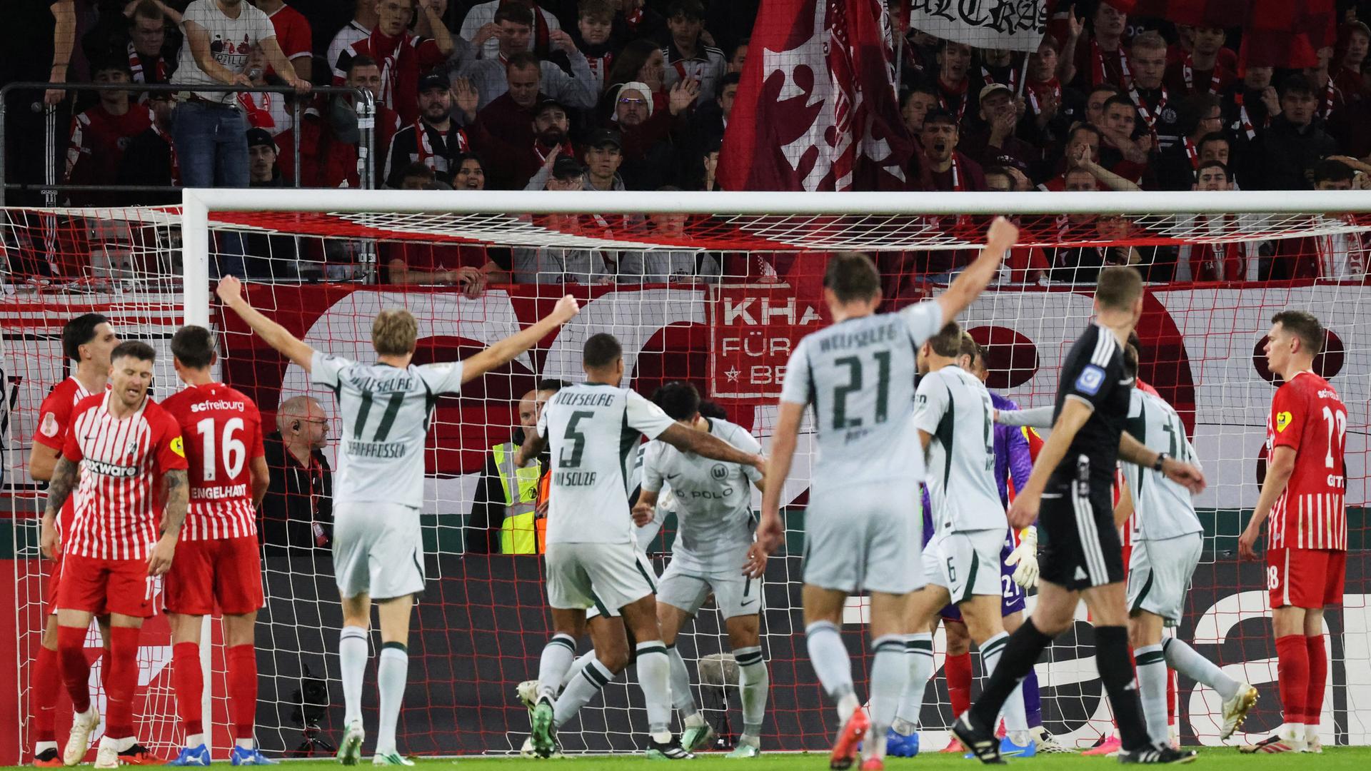 Baden-Württemberg, Freiburg im Breisgau: DFB-Pokal, SC Freiburg - VfL Wolfsburg, 2. Runde, Europa-Park Stadion: Spieler des VfL Wolfsburg bejubeln das 2:1. 