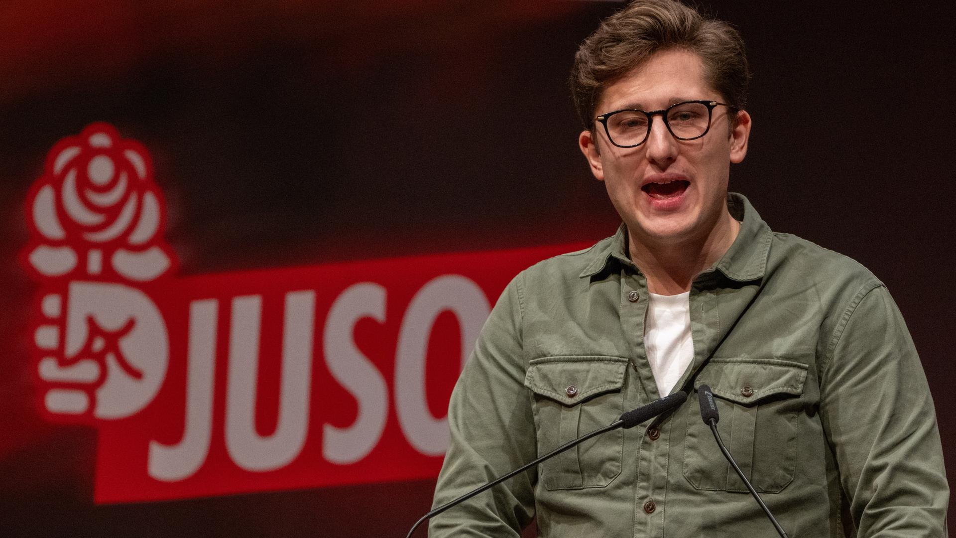 Der Bundesvorsitzende der Jungsozialisten (Jusos), Philipp Türmer, in einer Rede vor den Delegierten beim Bundeskongress in Mannheim.