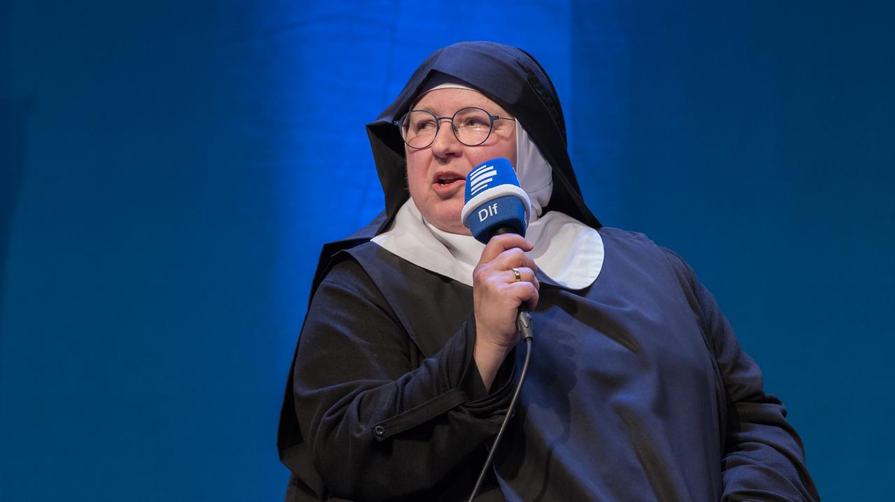 Das Foto zeigt Schwester Emmanuela Kohlhaas, die Benediktinerin und Autorin ist.