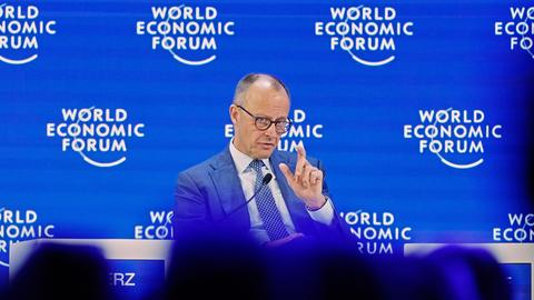 Davos: Bundeskanzler Friedrich Merz (CDU) spricht auf dem Podium während der Jahrestagung des Weltwirtschaftsforums.