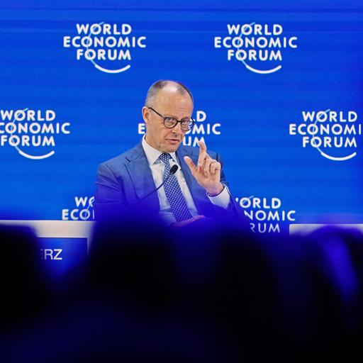 Davos: Bundeskanzler Friedrich Merz (CDU) spricht auf dem Podium während der Jahrestagung des Weltwirtschaftsforums.