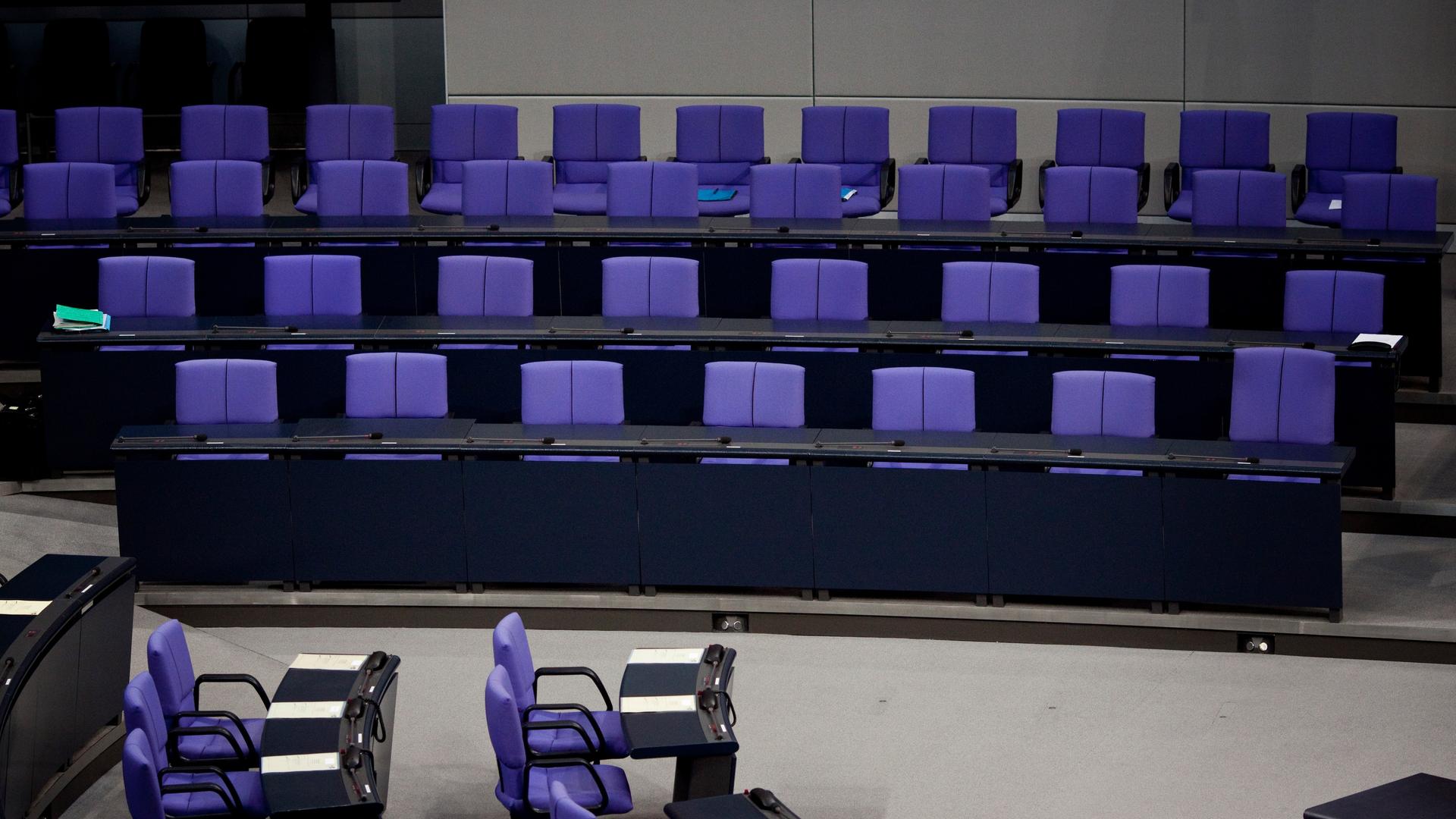 Leere Regierungsbank im Bundestag im Reichstagsgebäude im Jahr 2011