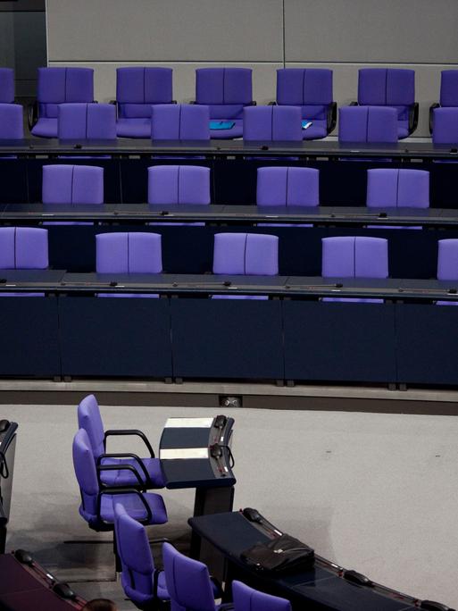 Leere Regierungsbank im Bundestag im Reichstagsgebäude im Jahr 2011