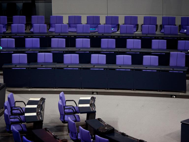 Leere Regierungsbank im Bundestag im Reichstagsgebäude im Jahr 2011