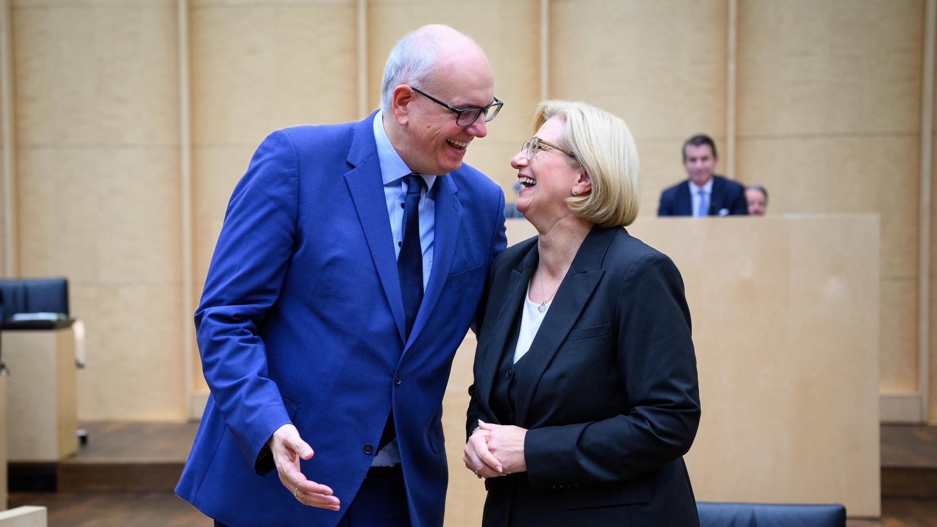 Der Bremer Bürgermeister Andreas Bovenschulte und die saarländische Ministerpräsidentin Anke Rehlinger stehen im Bundesrat nebeneinander und schauen sich an.