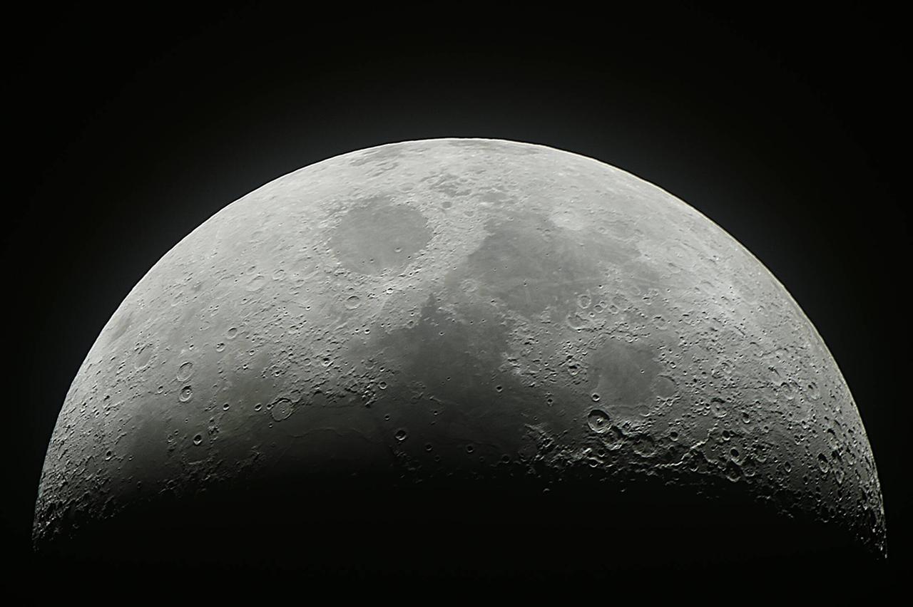 Der Mond von der Erde aus fotografiert.