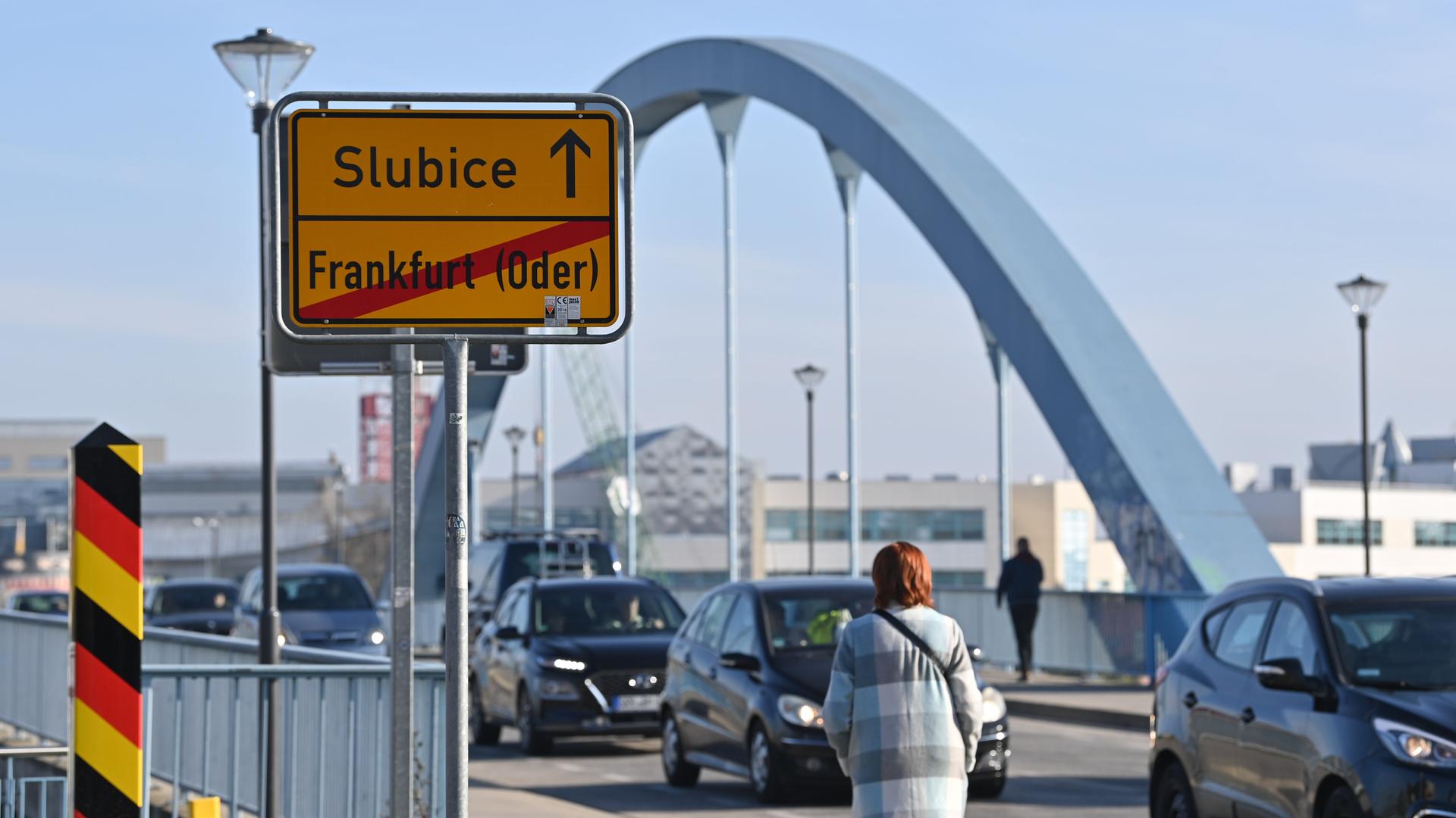 Der deutsch-polnische Grenzübergang an der Stadtbrücke in Frankfurt (Oder) zur polnischen Partnerstadt Slubice in Brandenburg. Ein Straßenschild zeigt den Stadtnamen Slubice und darunter durchgestrichen "Frankfurt/Oder".