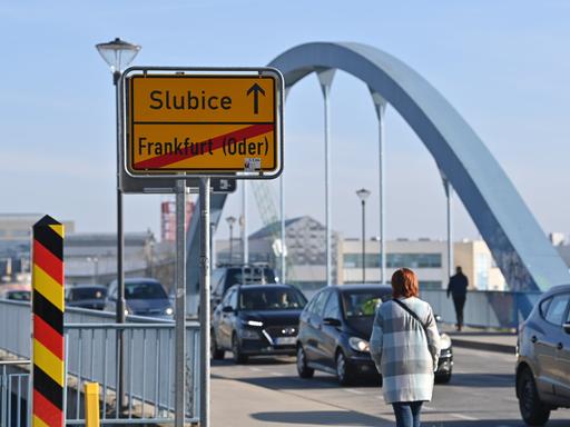 Der deutsch-polnische Grenzübergang an der Stadtbrücke in Frankfurt (Oder) zur polnischen Partnerstadt Slubice in Brandenburg. Ein Straßenschild zeigt den Stadtnamen Slubice und darunter durchgestrichen "Frankfurt/Oder".