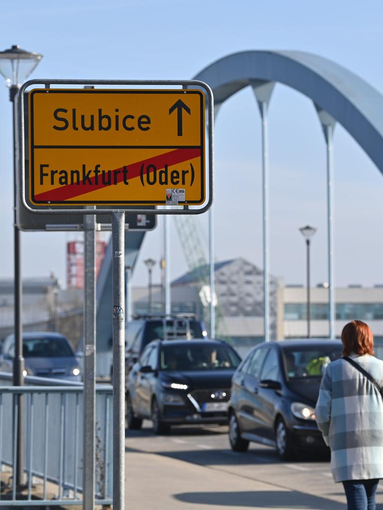 Der deutsch-polnische Grenzübergang an der Stadtbrücke in Frankfurt (Oder) zur polnischen Partnerstadt Slubice in Brandenburg. Ein Straßenschild zeigt den Stadtnamen Slubice und darunter durchgestrichen "Frankfurt/Oder".